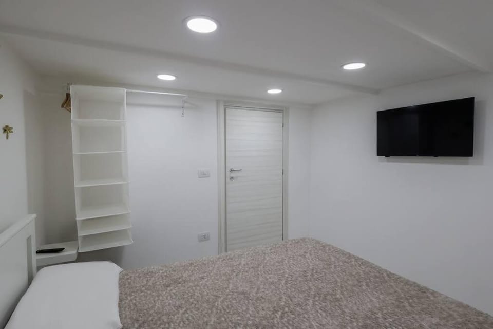 Bed, TV and multimedia, Photo of the whole room
