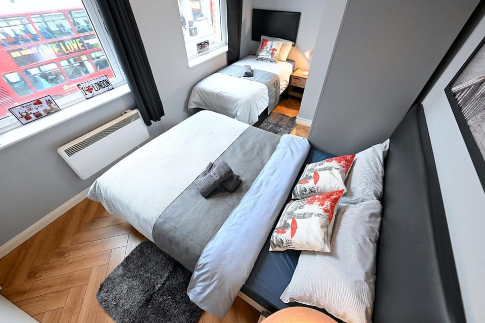 Bed, Bedroom, towels