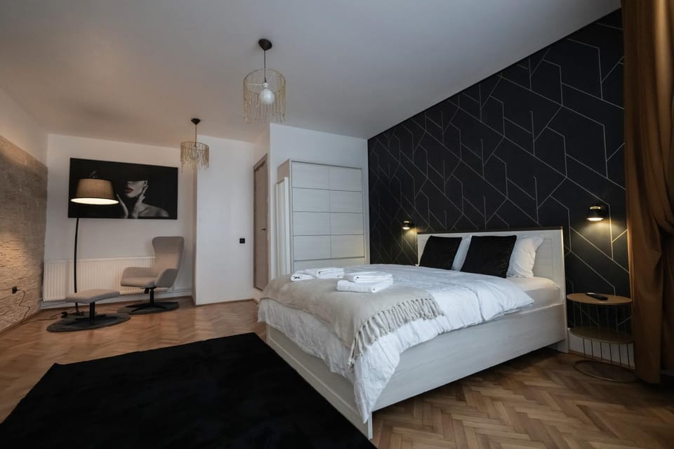 Bed, Photo of the whole room, Bedroom, towels