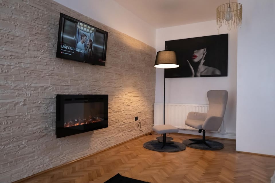 TV and multimedia, Living room, Seating area, flat iron, locker