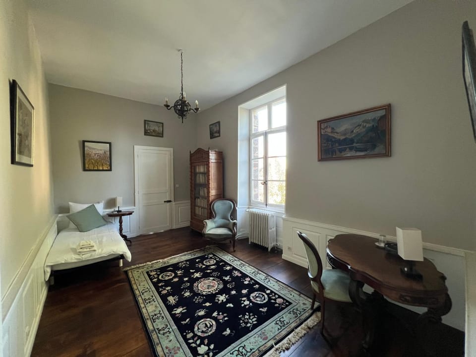 Bed, Seating area