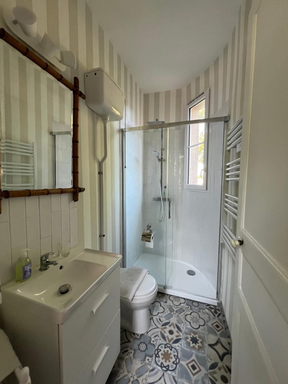Shower, Toilet, Bathroom, towels