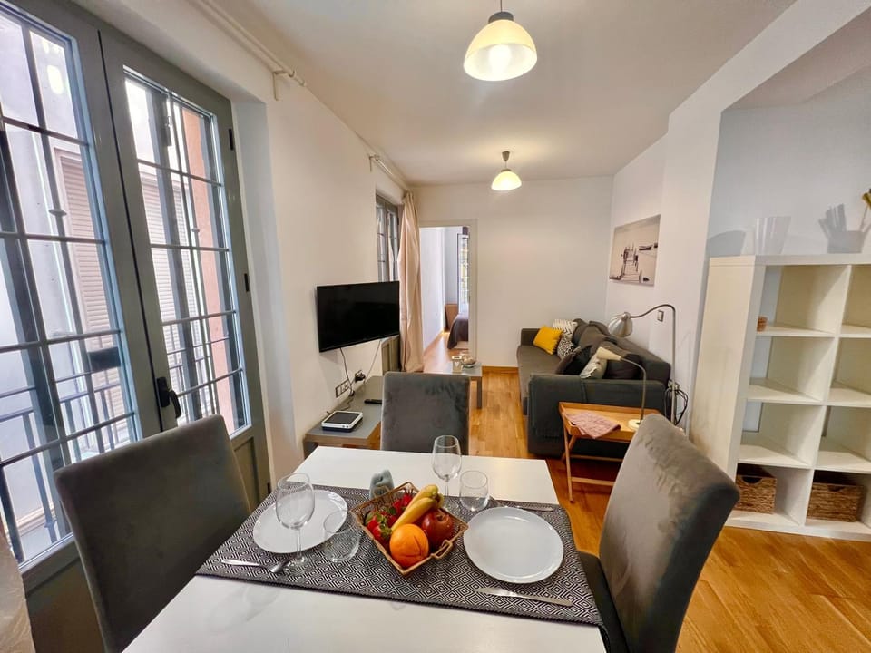 TV and multimedia, Food and drinks, Seating area, Evening entertainment