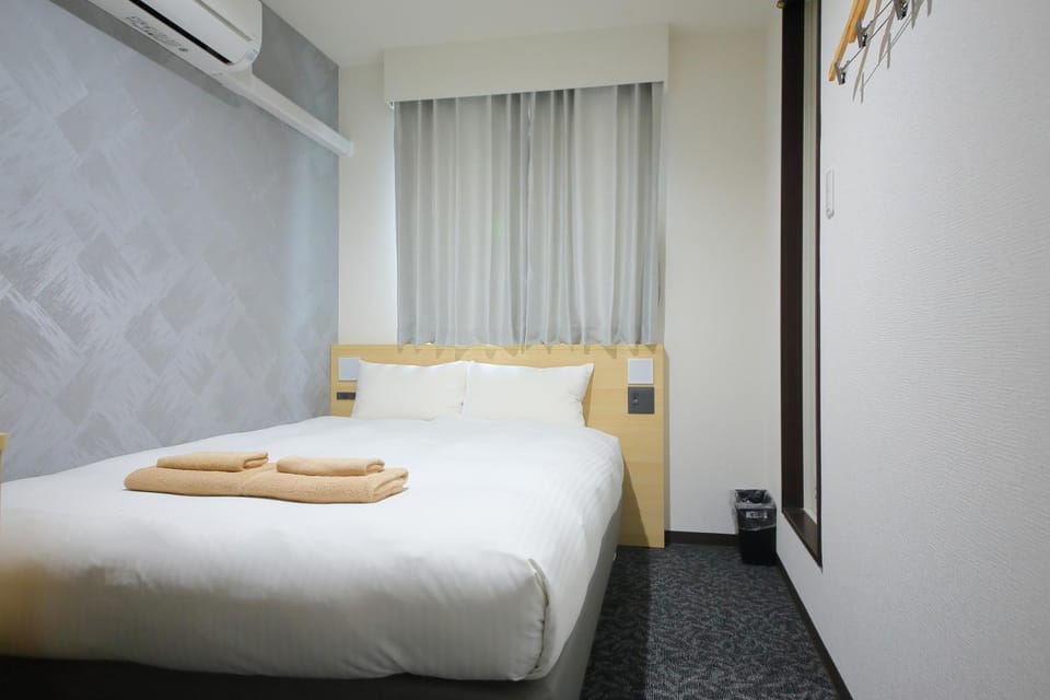 Bed, Photo of the whole room, Bedroom, towels, air conditioner