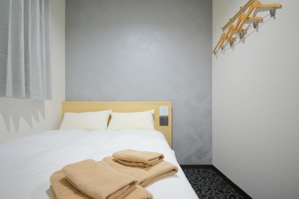 Photo of the whole room, Pets, towels, air conditioner