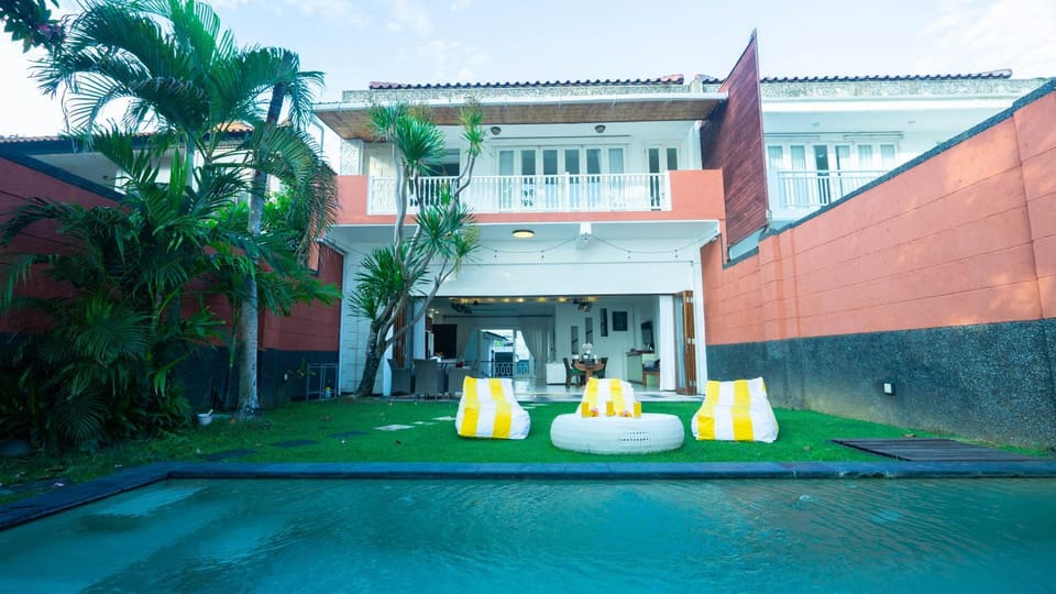 Property building, Patio, Day, Garden, Garden view, Pool view, Swimming pool, Swimming pool, Sunrise, sunbed, sunbed