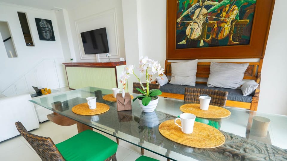 Communal lounge/ TV room, TV and multimedia, Living room, Seating area, Dining area