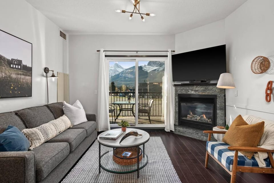 Stunning Mountain Views - Pool&HotTub - King Bed - BBQ Apartment in Canmore