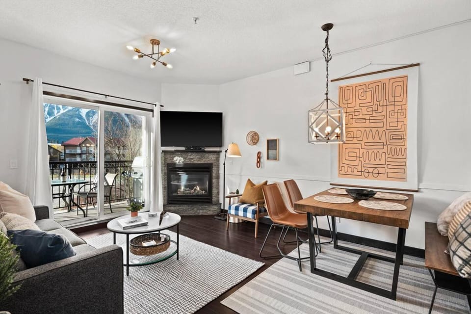 Stunning Mountain Views - Pool&HotTub - King Bed - BBQ Apartment in Canmore