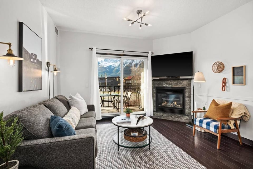 Stunning Mountain Views - Pool&HotTub - King Bed - BBQ Apartment in Canmore