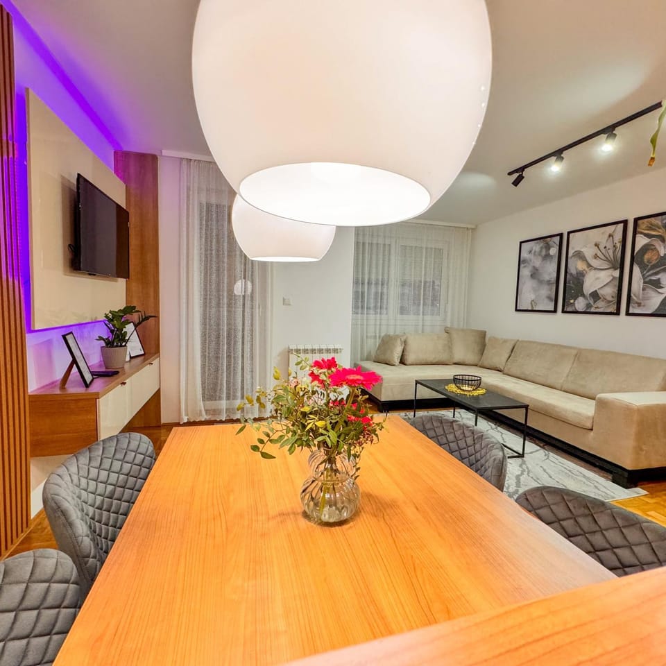 TV and multimedia, Living room, Seating area, Evening entertainment