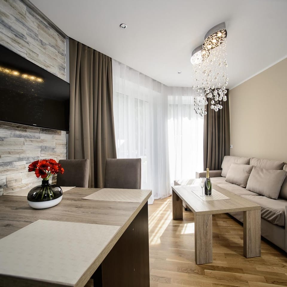 Day, Dining area