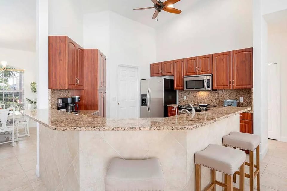 Kitchen or kitchenette, Dining area, dishwasher, fireplace, minibar, pet friendly, stove, toaster