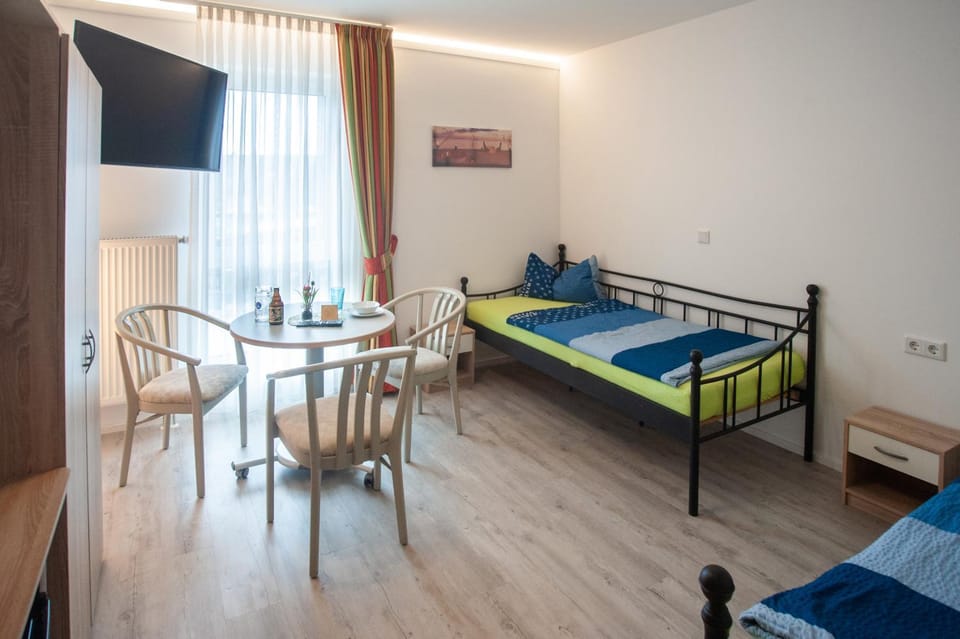 Bed, TV and multimedia, Photo of the whole room, Seating area, Bedroom