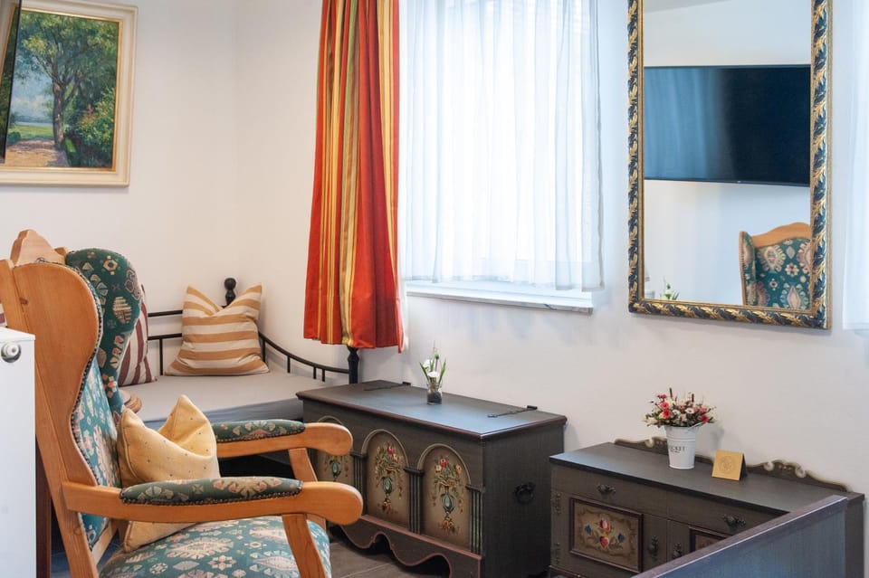 TV and multimedia, Living room, Seating area, hair dresser