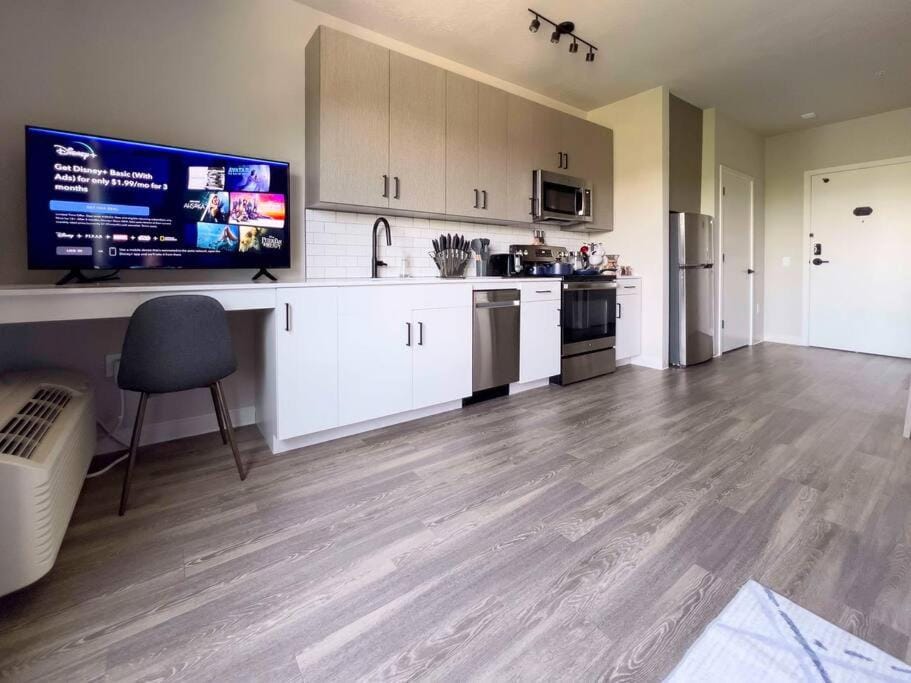 Navy Nights & Scenic Feels - Sleek Studio Stay Apartment in Boise