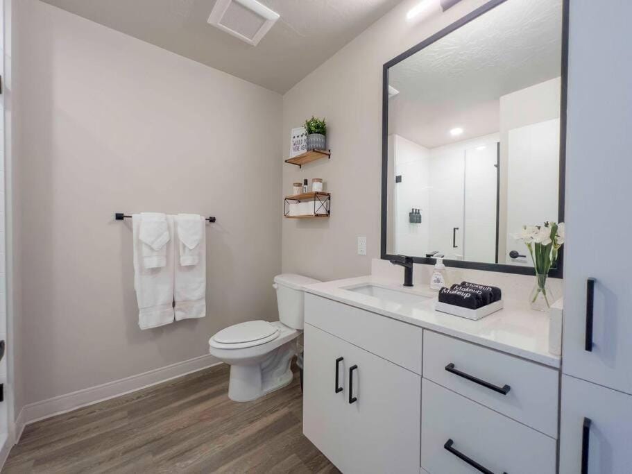 Navy Nights & Scenic Feels - Sleek Studio Stay Apartment in Boise