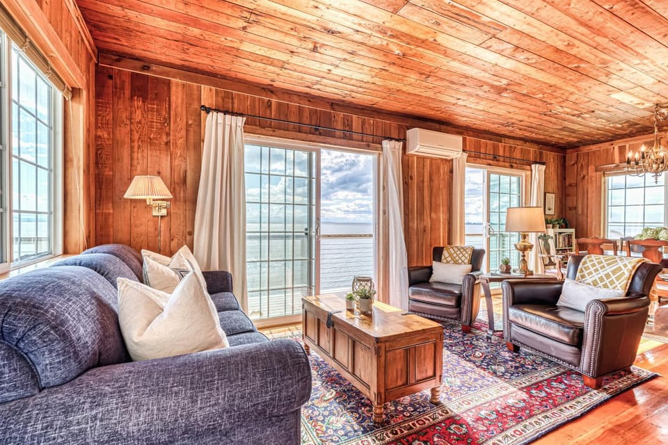 2BR Beachfront Cottage w/ Grill & Expansive Deck House in Point Roberts