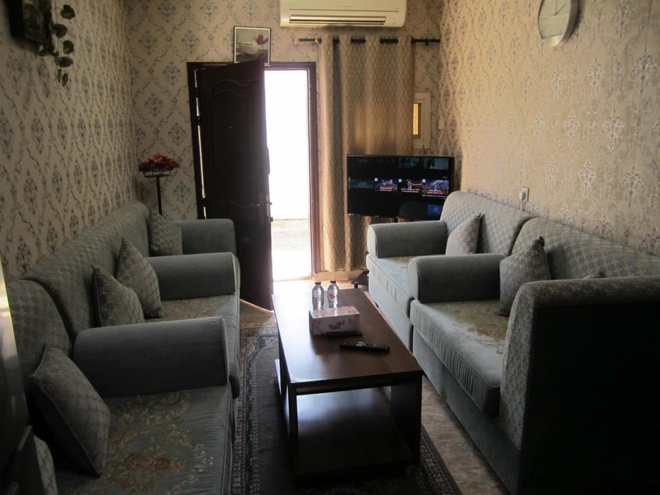 TV and multimedia, Living room, Seating area, Evening entertainment, air conditioner
