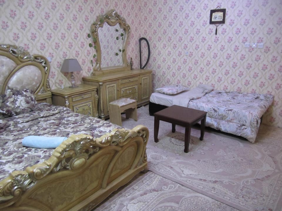 Bed, Living room, Photo of the whole room, Seating area, Bedroom