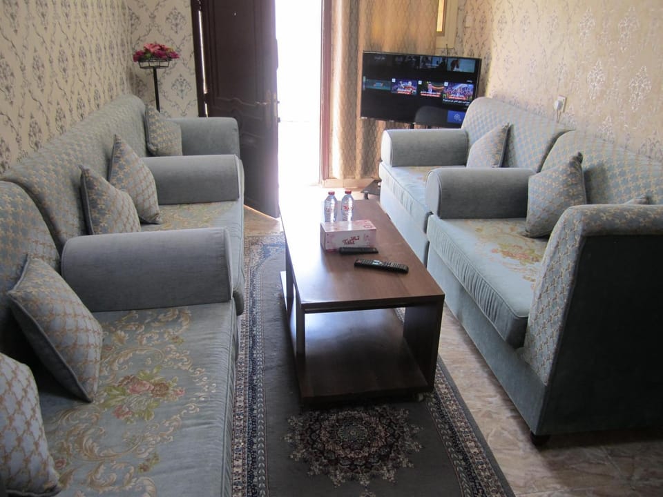 TV and multimedia, Living room, Seating area, Evening entertainment