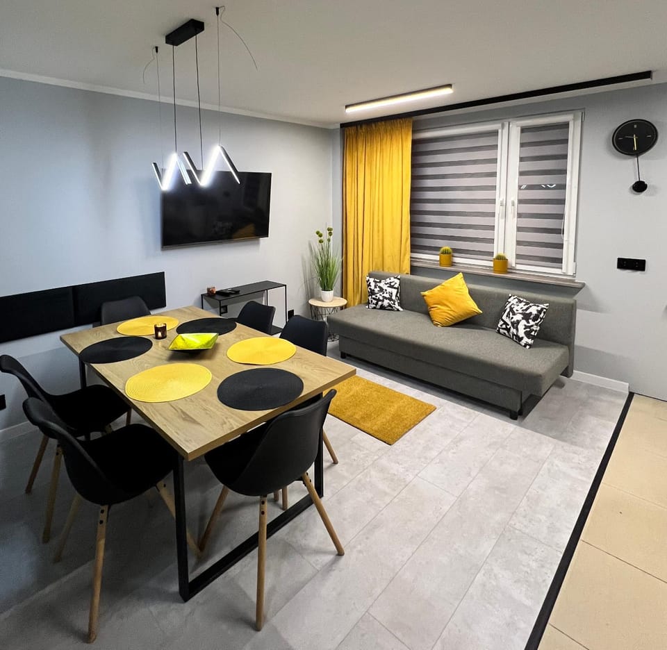 Communal lounge/ TV room, TV and multimedia, Living room, Seating area, Dining area