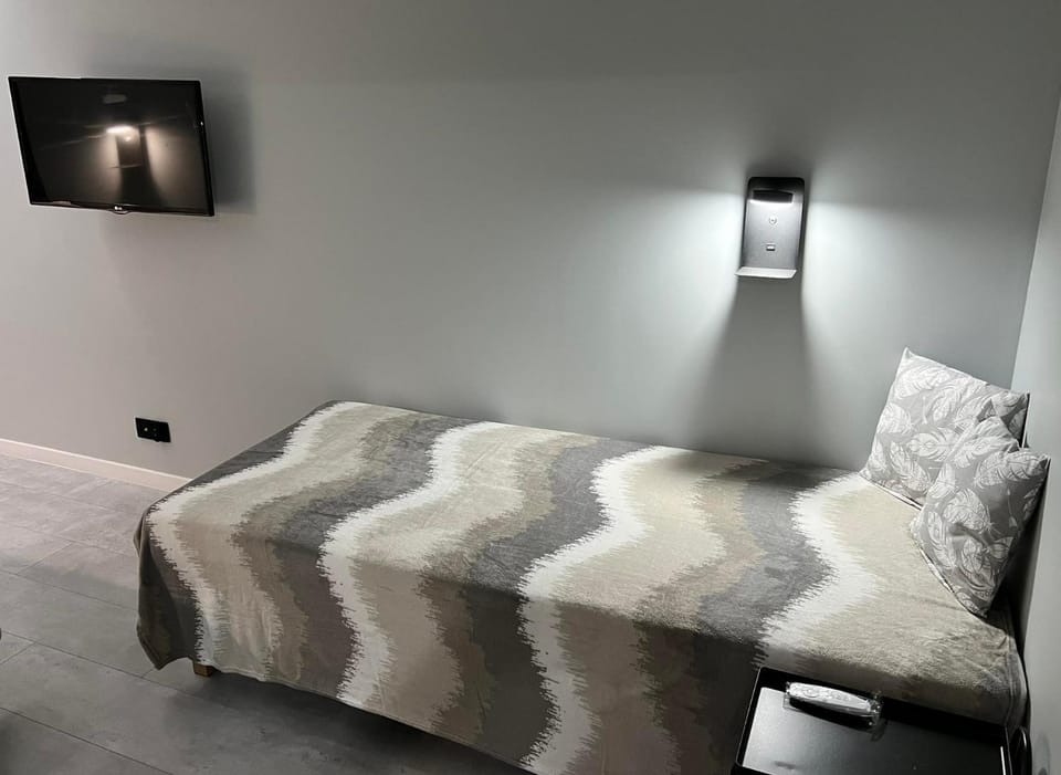 Bed, TV and multimedia, Bedroom