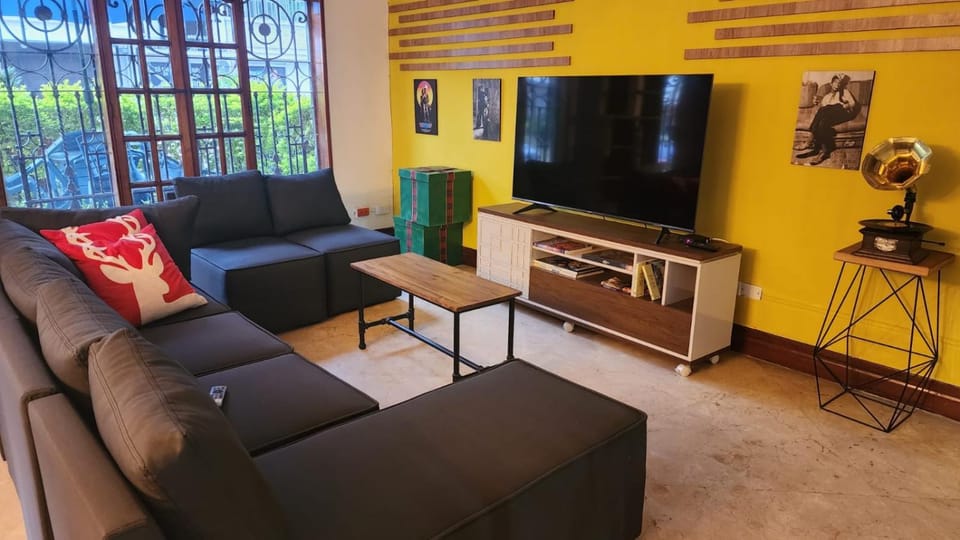 Communal lounge/ TV room, Lobby or reception