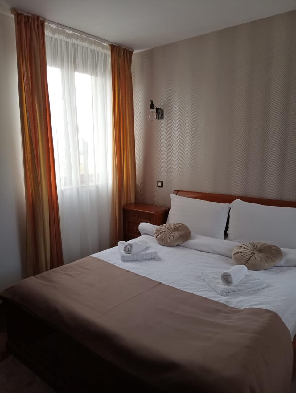 Bed, Bedroom, towels