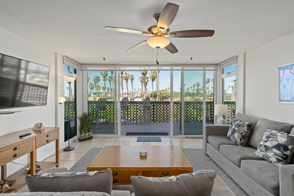 Belmont Ocean Views - Massive Private Deck, Grill & Parking House in Mission Beach