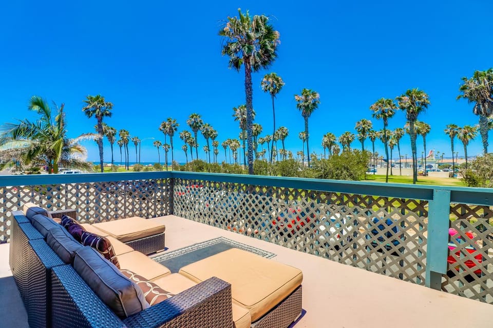 Belmont Ocean Views - Massive Private Deck, Grill & Parking House in Mission Beach
