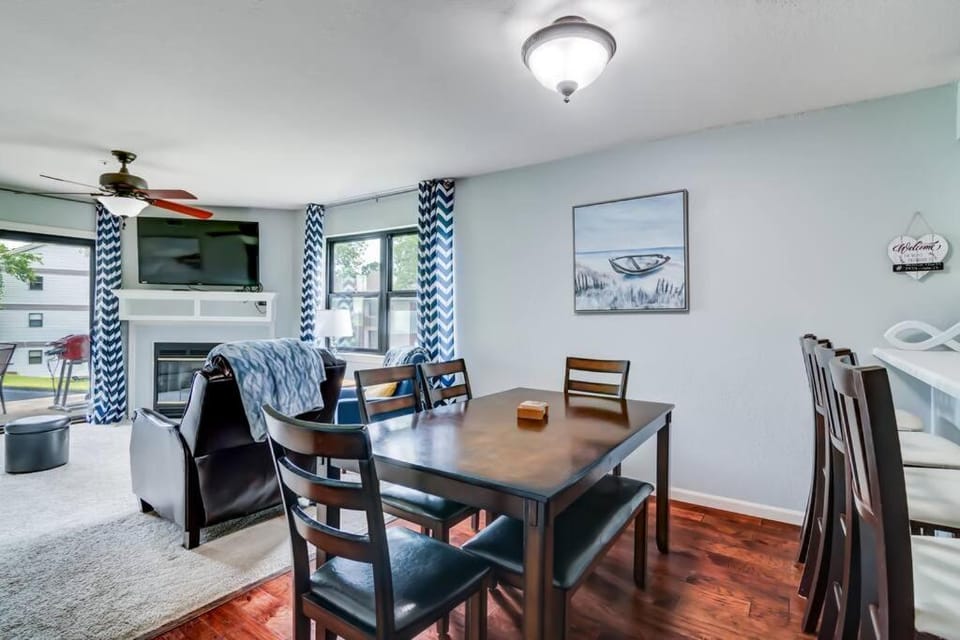Seating area, Dining area
