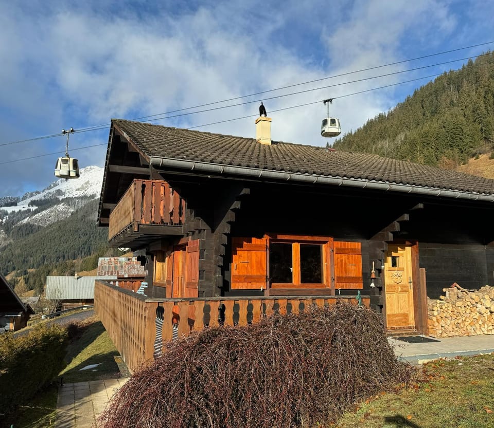 Property building, Day, Natural landscape, Balcony/Terrace, Mountain view