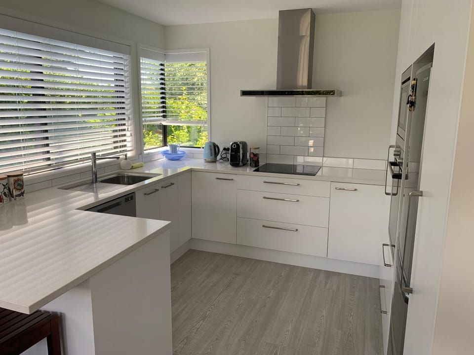 Coffee/tea facilities, Kitchen or kitchenette, dishwasher, stove