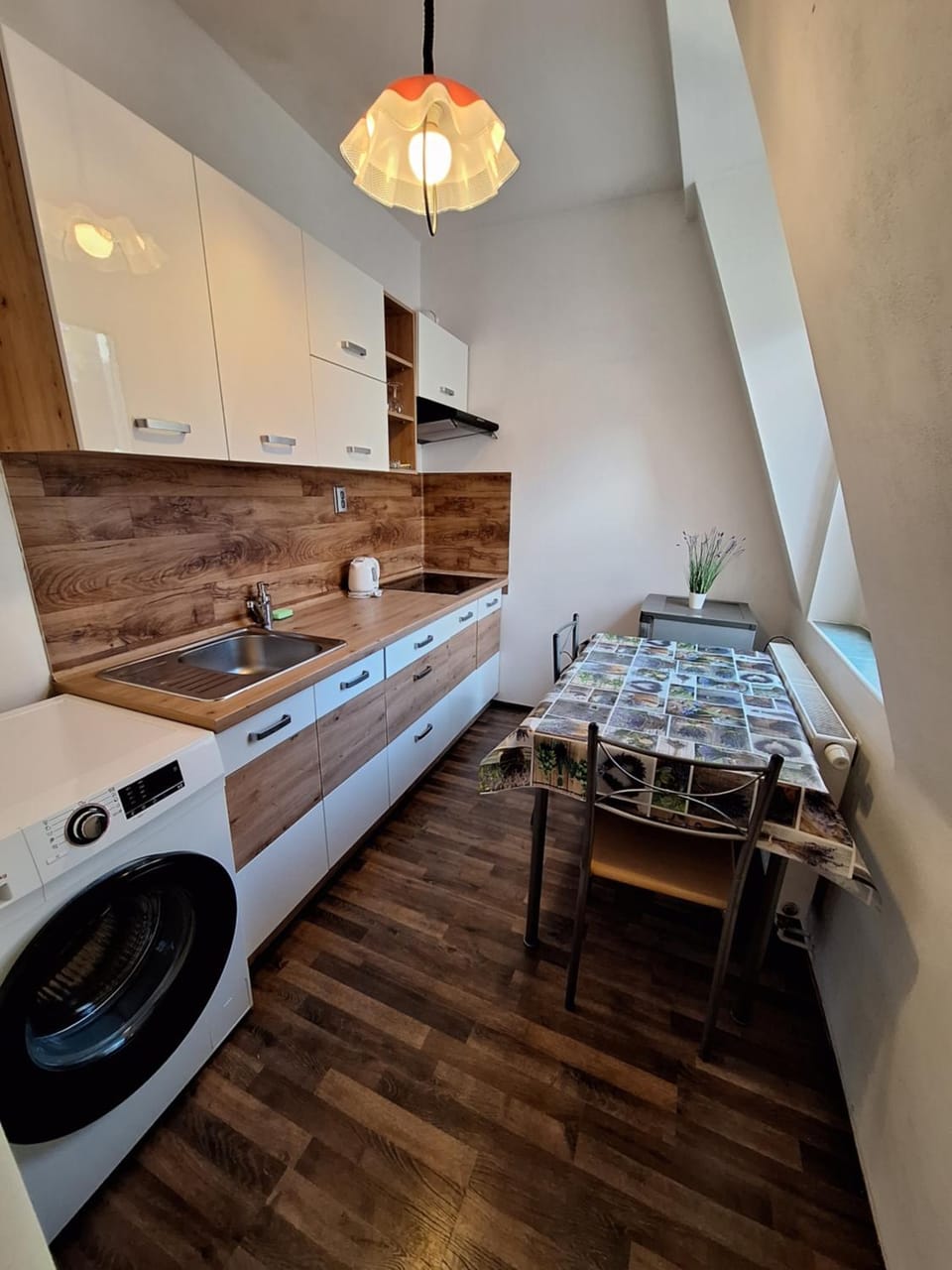 Kitchen or kitchenette, Seating area, stove