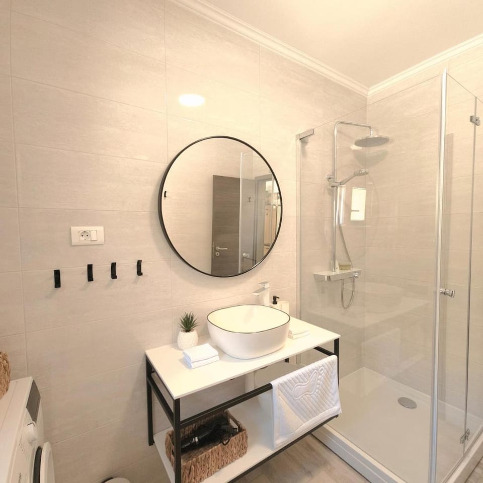 Shower, Toilet, Bathroom, towels