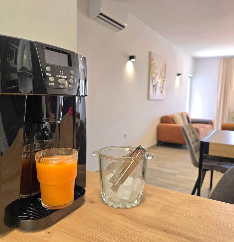 Kitchen or kitchenette, Food and drinks, Dining area, Drinks