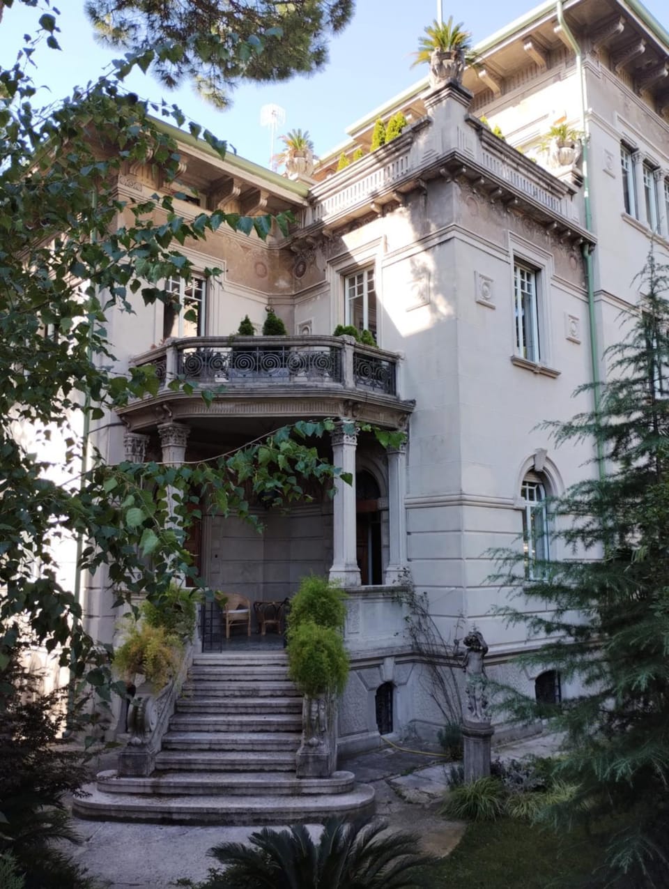 Facade/entrance