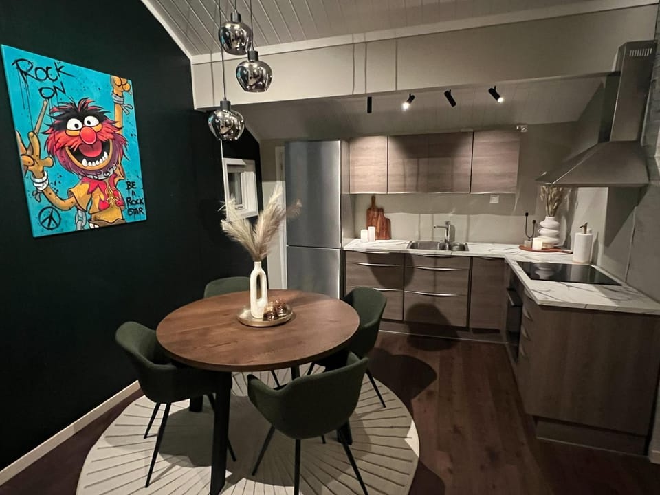 Kitchen or kitchenette, Dining area, pet friendly, stove