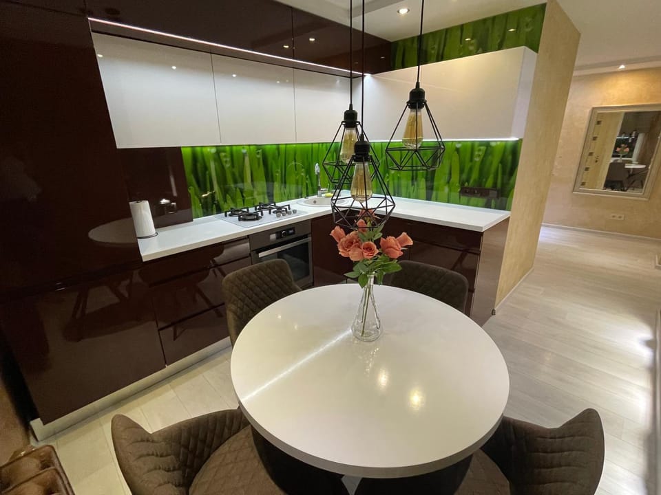 Kitchen or kitchenette, Dining area