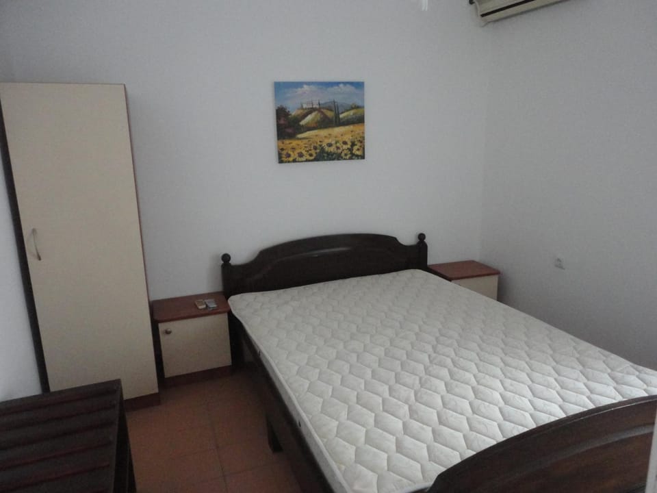 Bed, Photo of the whole room, Bedroom, air conditioner