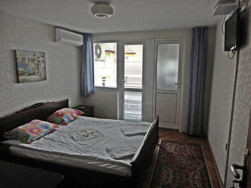 Bed, TV and multimedia, Photo of the whole room, Bedroom, air conditioner