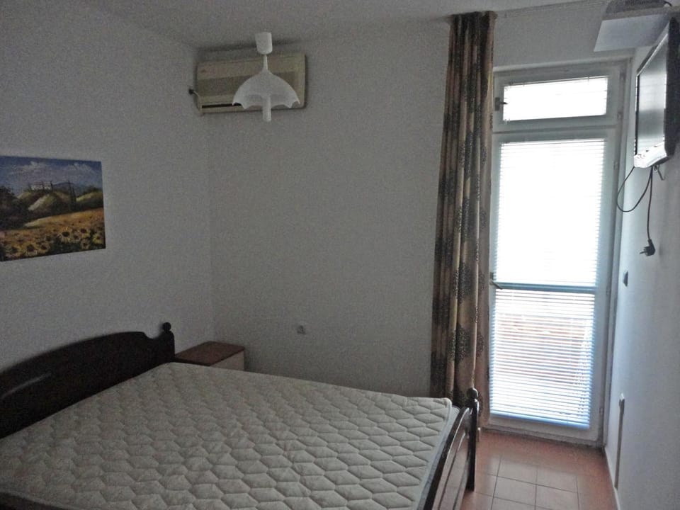 Bed, Photo of the whole room, Bedroom, air conditioner