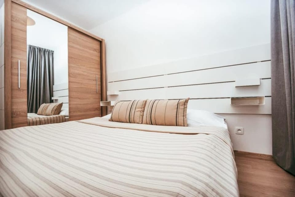 Bedroom, wardrobe