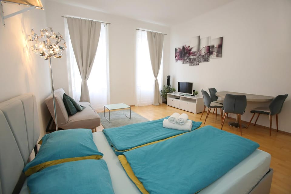 Day, TV and multimedia, Living room, Bedroom, towels