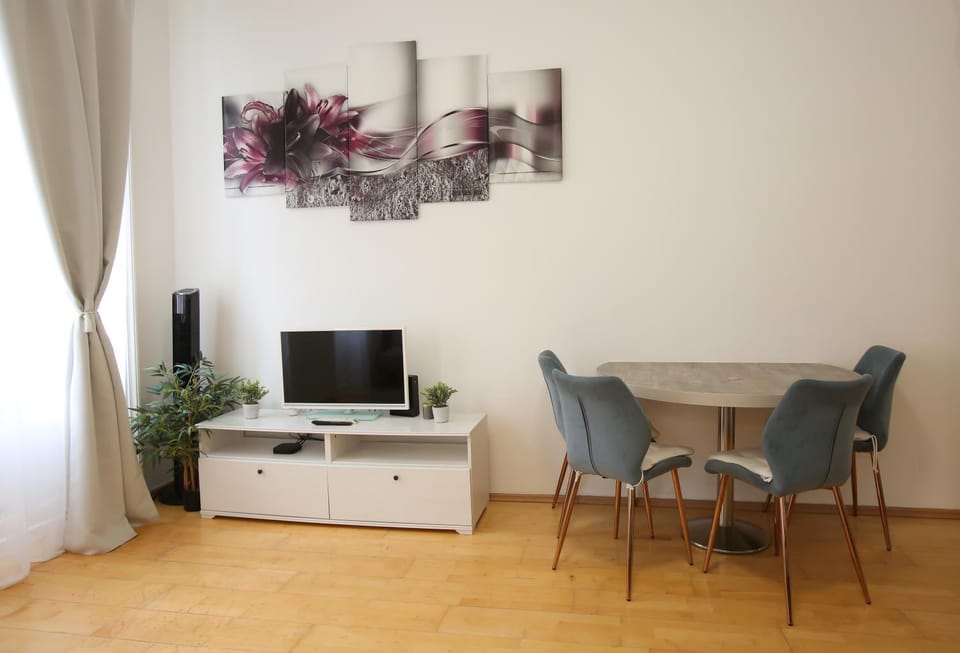 Library, TV and multimedia, Dining area, Bedroom, air conditioner