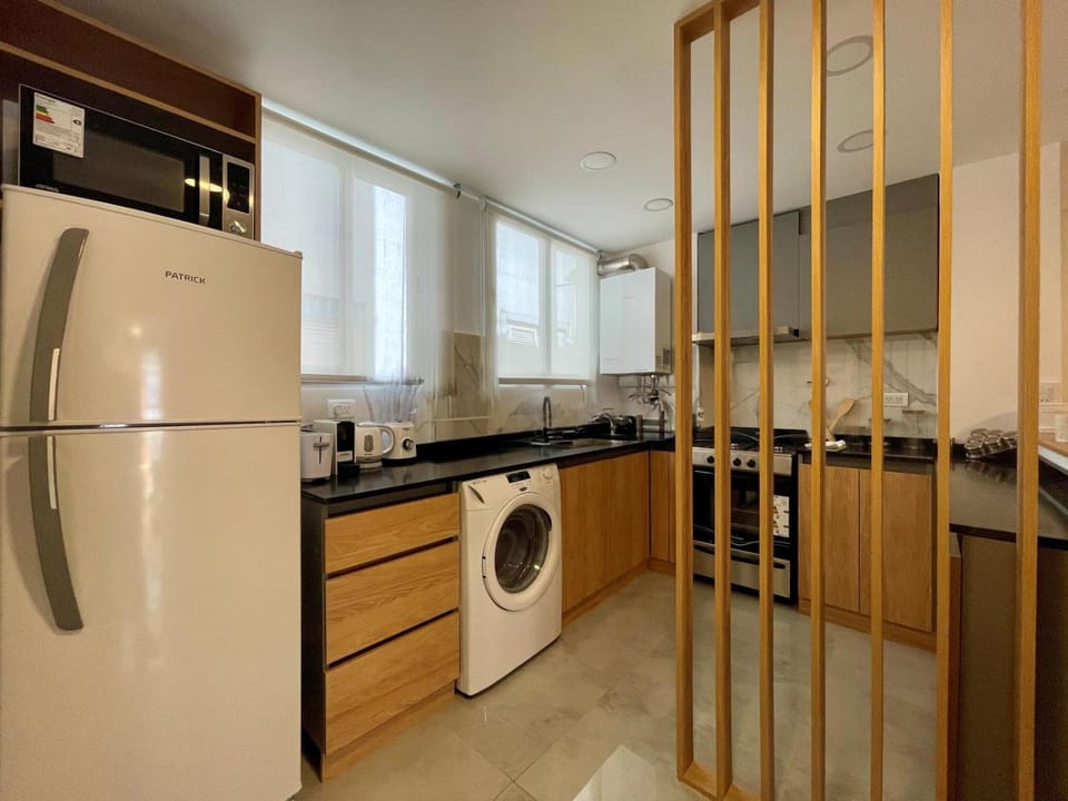 Kitchen or kitchenette, minibar, washing machine