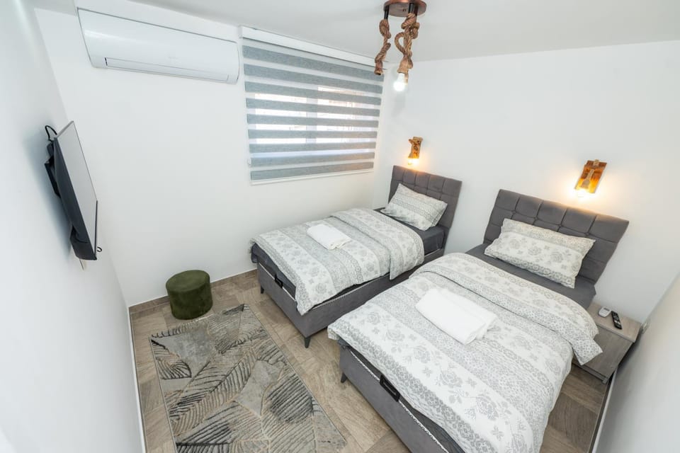 Bed, TV and multimedia, Bedroom, towels