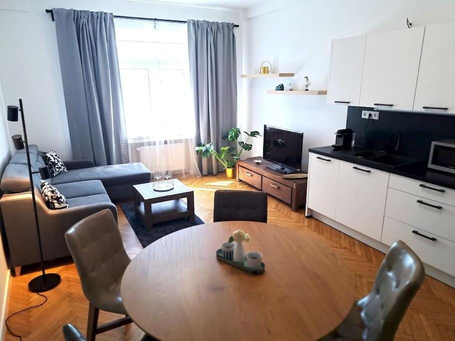 TV and multimedia, Kitchen or kitchenette, Living room, Seating area, Dining area