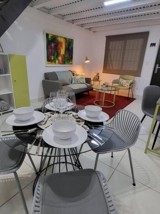 Apartamento #6 cómodo, Tranquilo, Elegante cerca de la estación del metro de la cincuentenario Apartment in Panama City, Panama